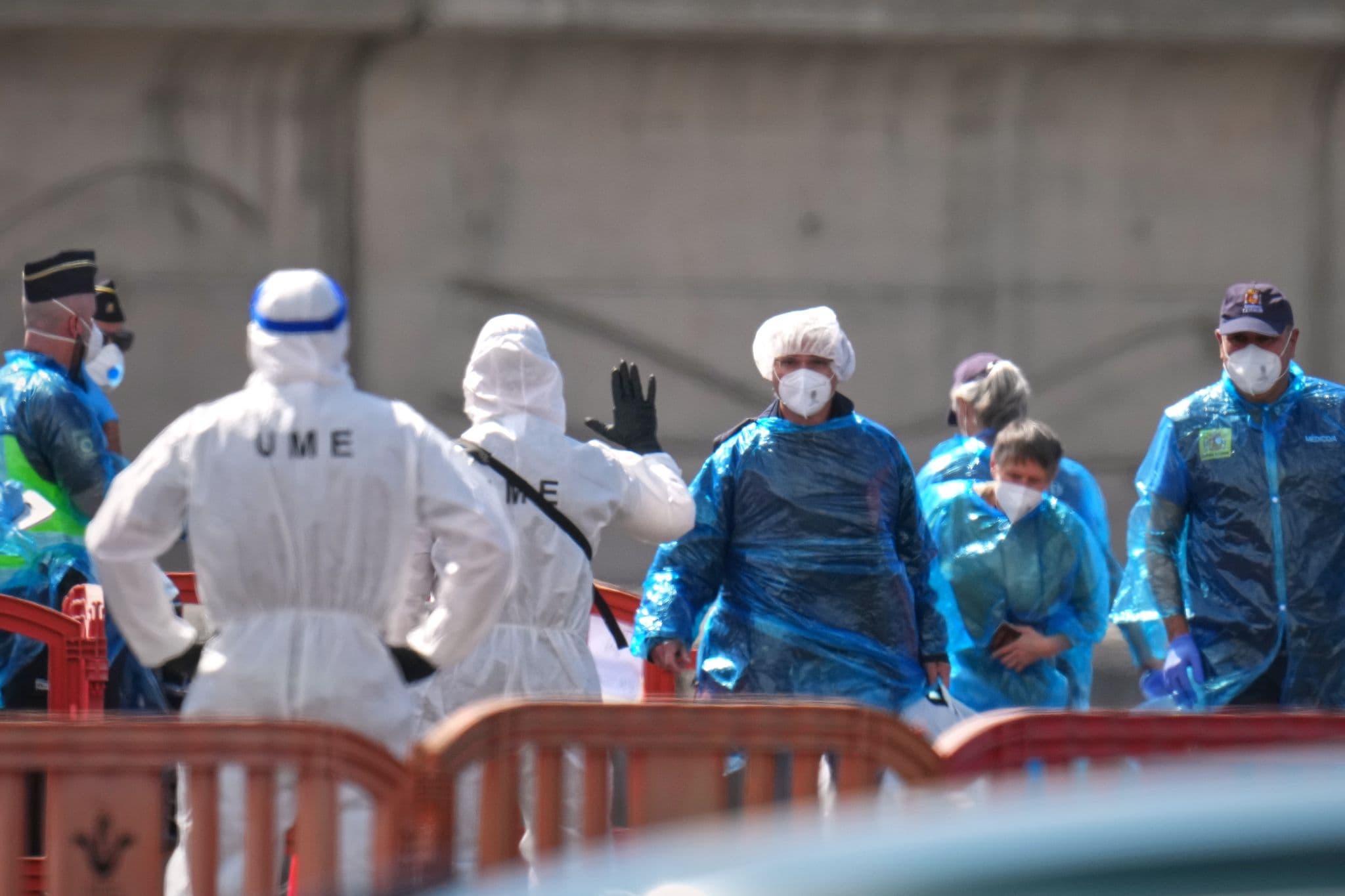 Passengers Disembark Hondius in Tenerife After Hantavirus Outbreak